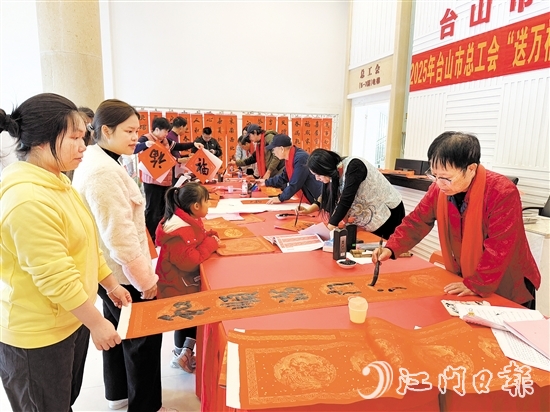 書法家們?yōu)槁毠と罕姇鴮懺⒁饧榈拇郝?lián)。