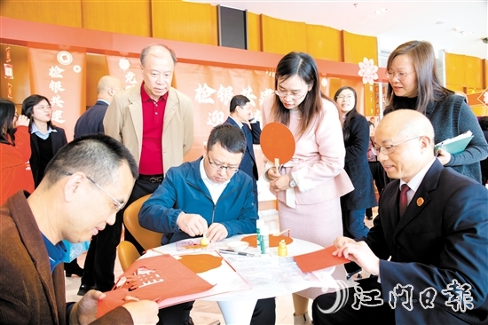 活動(dòng)現(xiàn)場(chǎng)，不少人親手制作廉潔手工藝品。