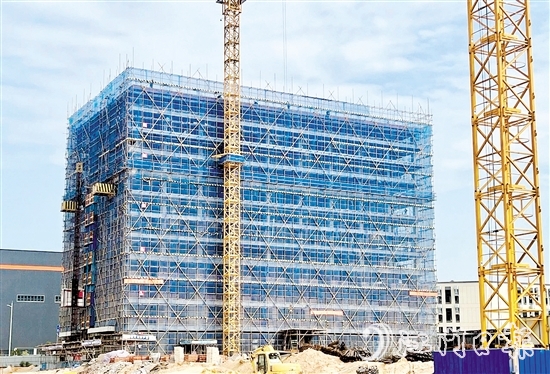 鶴山市活用信用承諾制，壓減項目審批流程，助力重大項目落地建設(shè)跑出“加速度”。圖為總投資40億元的福建友誼新材料項目，從評審過會到落地開工僅用時3個月。