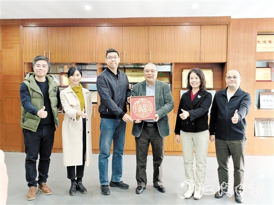 鶴山市總工會(huì)向世運(yùn)電路等重點(diǎn)企業(yè)贈(zèng)送“?！弊之?huà)。
