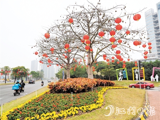 鶴山城區(qū)主要干道增花添綠、張燈結(jié)彩，新春氛圍濃厚。