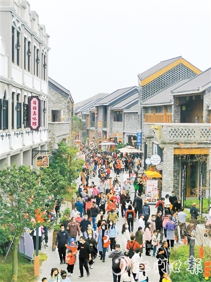 去年春節(jié)，不少市民、游客來到江門古勞水鄉(xiāng)旅游區(qū)游玩，感受水鄉(xiāng)魅力。