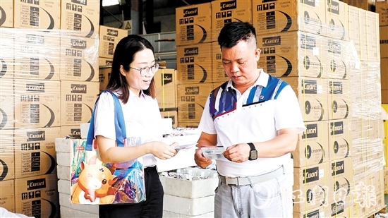 江門農(nóng)商銀行客戶經(jīng)理走訪農(nóng)戶。