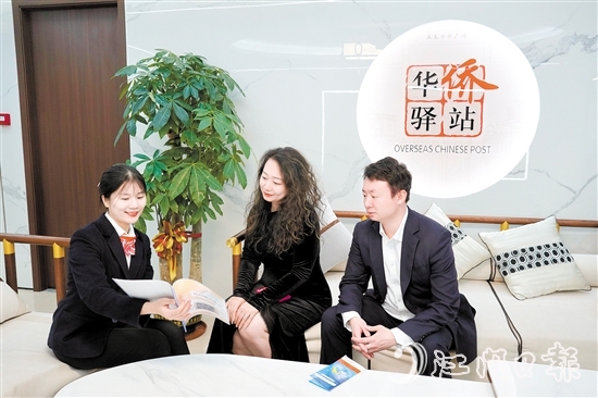 江門中行員工為私行客戶介紹最新的理財方案。