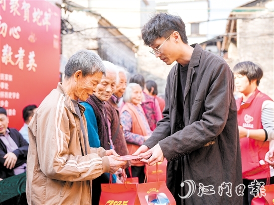 禮樂鄉(xiāng)親接收慰問金以及禮物。