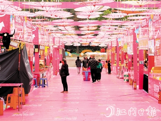 江南文化廣場(chǎng)的迎春花市充滿了濃濃的中國(guó)風(fēng)元素。劉瓊