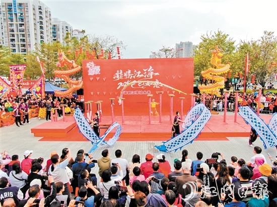 春節(jié)假期，市民游客在看舞龍表演，大飽眼福。