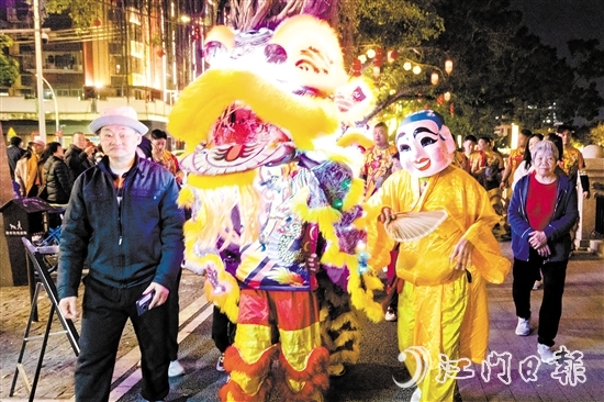 夜光獅巡游。