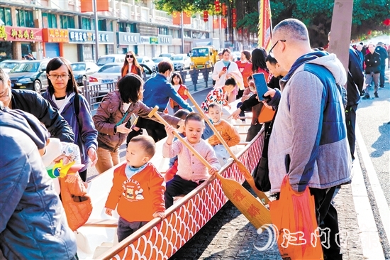 禮樂(lè)龍舟劃進(jìn)“非遺版”春節(jié)，吸引眾多市民圍觀體驗(yàn)。