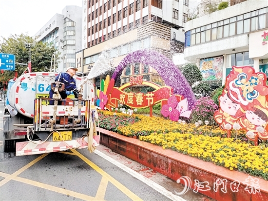 環(huán)衛(wèi)工人用心澆灌植物，擦亮城市容顏。
