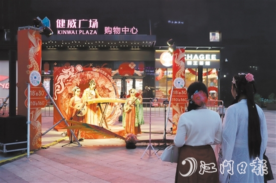 在健威廣場，身穿漢服的市民駐足欣賞國潮音樂表演。