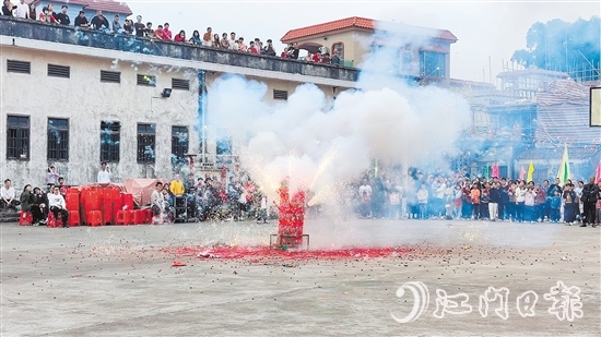 棠下鎮(zhèn)的傳統(tǒng)節(jié)慶活動搶花炮吸引了眾多村民圍觀和參與。