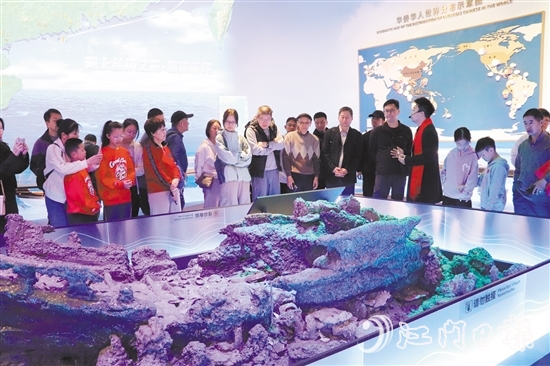 市民游客到僑博館重溫華僑歷史。