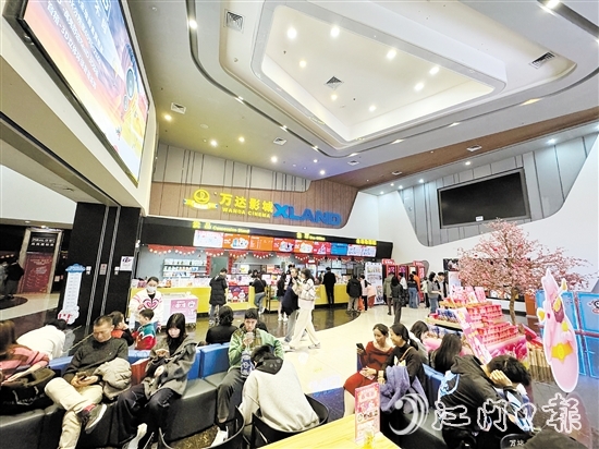 大年初二，江門萬達影城迎來許多觀影的市民。