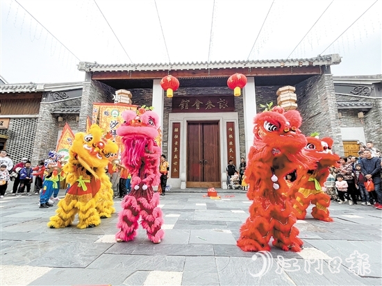 在江門古勞水鄉(xiāng)旅游區(qū)，來自沙坪二小的可愛“小醒獅”為市民游客帶來精彩表演。