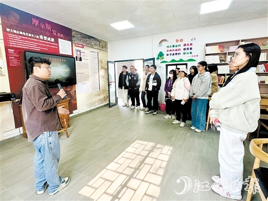 學子走訪省“百千萬工程”典型村和企業(yè)，了解家鄉(xiāng)發(fā)展情況。