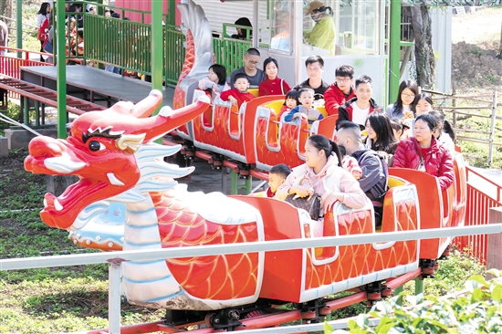 在位于江海區(qū)的江門(mén)長(zhǎng)廊生態(tài)園，市民游客坐上小火車(chē)，享受闔家歡樂(lè)時(shí)光。