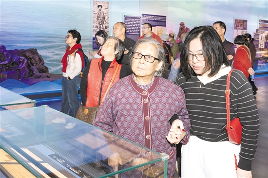 游客在中國(guó)僑都華僑華人博物館領(lǐng)略僑鄉(xiāng)文化魅力。