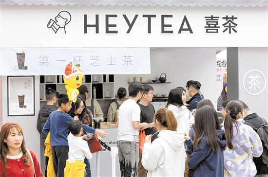 許多在啟明里游玩的游客慕名來(lái)到喜茶的店鋪，點(diǎn)上一杯飲品。
