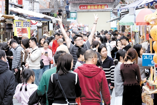 長(zhǎng)堤歷史文化街區(qū)游人如織。