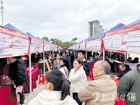 招聘會為企業(yè)和求職者搭建了良好的溝通橋梁。