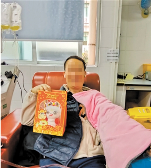 獻(xiàn)血可以挽救患者生命。