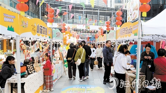 “青年集市”上，青春洋溢、人來人往。