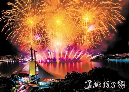 1月29日（農(nóng)歷大年初一）晚上，“嘉士利”2025年春節(jié)煙花飛碟航空器匯演在三埠街道潭江河道（世紀之舟前）精彩綻放。