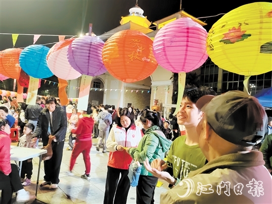 市民在猜燈謎中感受傳統(tǒng)文化魅力。