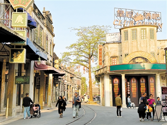 在赤坎華僑古鎮(zhèn)，游客可以漫步游覽觀賞600多座騎樓建筑。