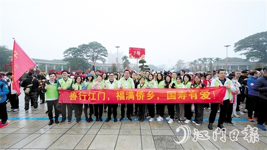 來自中國人壽江門分公司的60名志愿者代表身著統(tǒng)一服裝。