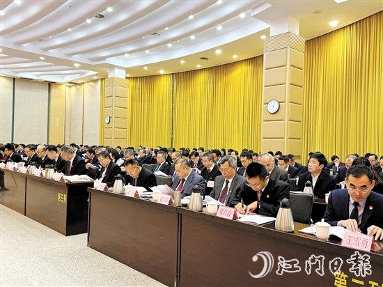 與會(huì)人員認(rèn)真審閱全會(huì)報(bào)告。