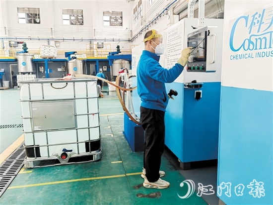 在臺山市科美化學工業(yè)有限公司生產車間內，工人輕點電子屏幕，企業(yè)自主研發(fā)的表面劑自動化生產設備馬上啟動。