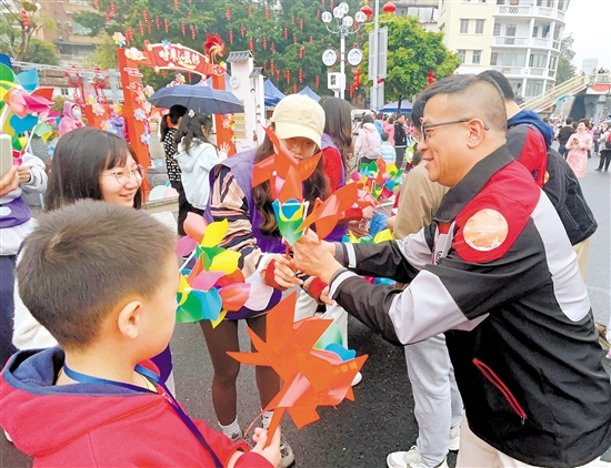 活動現(xiàn)場，市民積極參與捐款、義賣等活動，圖為市民在購買豐泰小學(xué)師生制作的、用于義賣的風(fēng)車。
