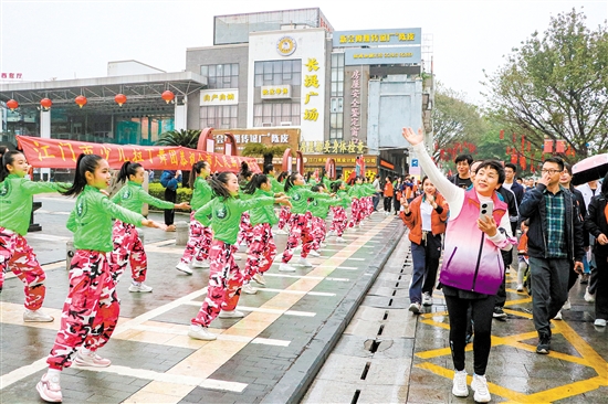 江門市少兒拉丁舞團(tuán)近30名小演員現(xiàn)場進(jìn)行拉丁舞串燒表演。劉淑君