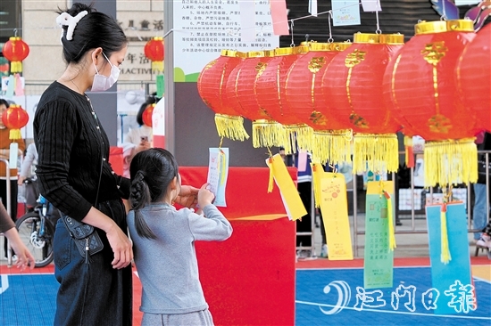 元宵節(jié)游園活動現(xiàn)場，240個火紅燈籠整齊排列，燈籠上懸掛著數(shù)張寫有謎面的紙條，吸引不少市民前來挑戰(zhàn)。