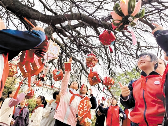 江門市怡福中學學生書寫新學期愿望，掛在校園內(nèi)的百年古樹上。