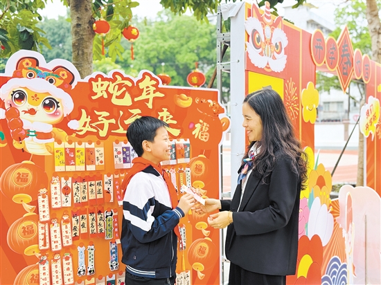 方寸之間，溫情無限。開平市僑園路小學給學生派發(fā)書簽。