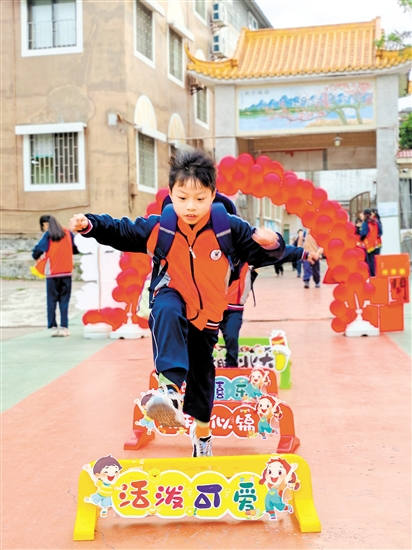 蓬江區(qū)荷塘鎮(zhèn)聯(lián)育小學學生跨過吉祥欄。