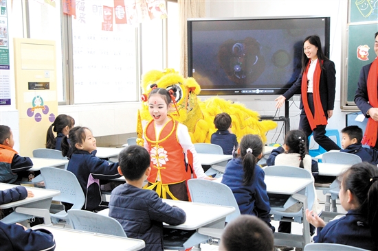 鶴山市碧桂園學校學生扮演哪吒，給同學們帶來驚喜。