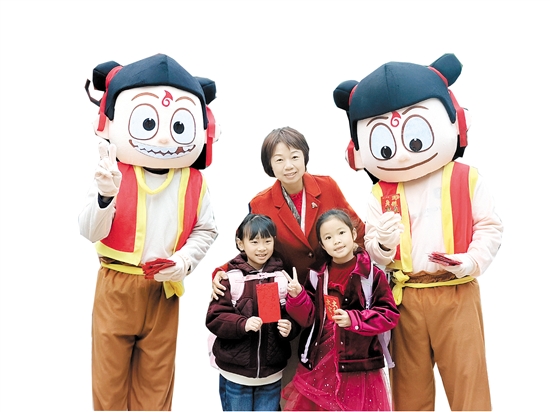 “哪吒”現(xiàn)身陳白沙小學，給學生帶來祝福。