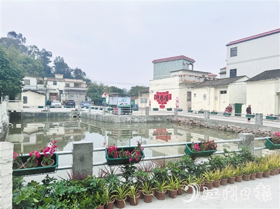 在基礎(chǔ)環(huán)境提升方面，北達(dá)村下了大力氣，帶來(lái)的新變化讓村民紛紛點(diǎn)贊。圖為村內(nèi)池塘。