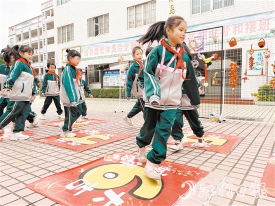 恩平市年樂學校學生一起做游戲，期待校園新生活。