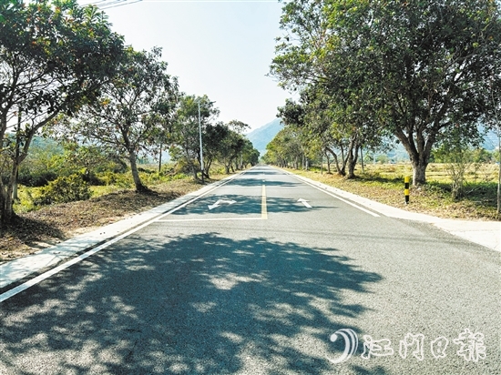 那西村推進(jìn)道路的美化，方便村民出行。