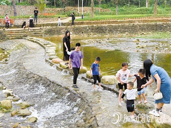 那西村十里河灘石谷景點(diǎn)吸引不少游客前來(lái)戲水游玩。