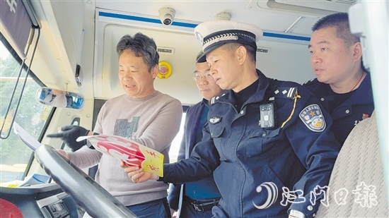 檢查組在校車檢查過程中與駕駛員解說安全駕駛校車的注意事項。