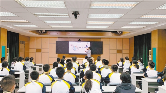 江門市疾控中心工作人員進校園科普健康知識。