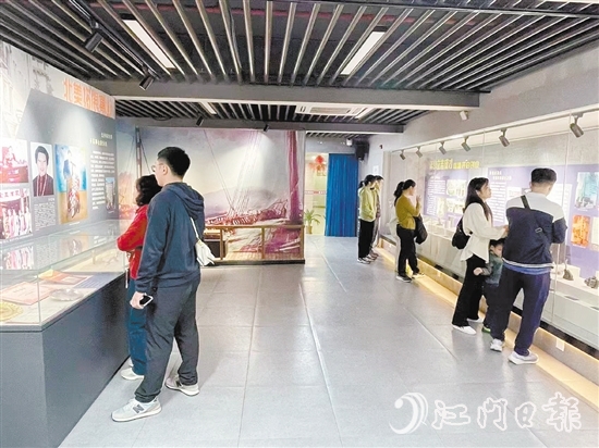 愛(ài)國(guó)僑領(lǐng)余銓針生平事跡展吸引不少市民、游客前來(lái)觀展。