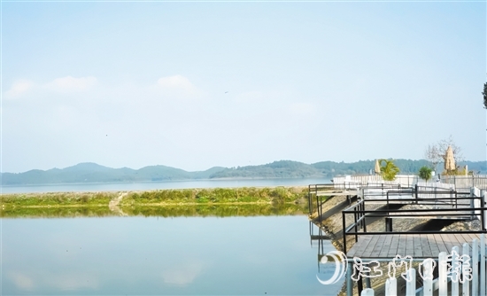 垂釣平臺設(shè)置在水庫旁的池塘，景色優(yōu)美。