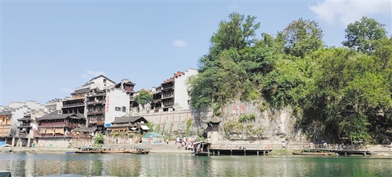 邊城茶峒群山環(huán)抱，城中有山，山中有城。